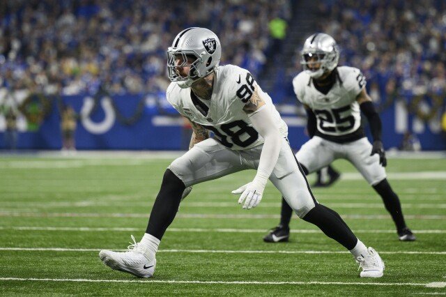 Raiders dão a Maxx Crosby um aumento de $7,2 milhões ao longo das próximas 2 temporadas, diz fonte da AP